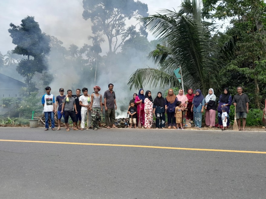 Pelaksanaan Gotong Royong Di Desa Hutabaru Siagian dalam rangka Hari Lingkungan Hidup Sedunia